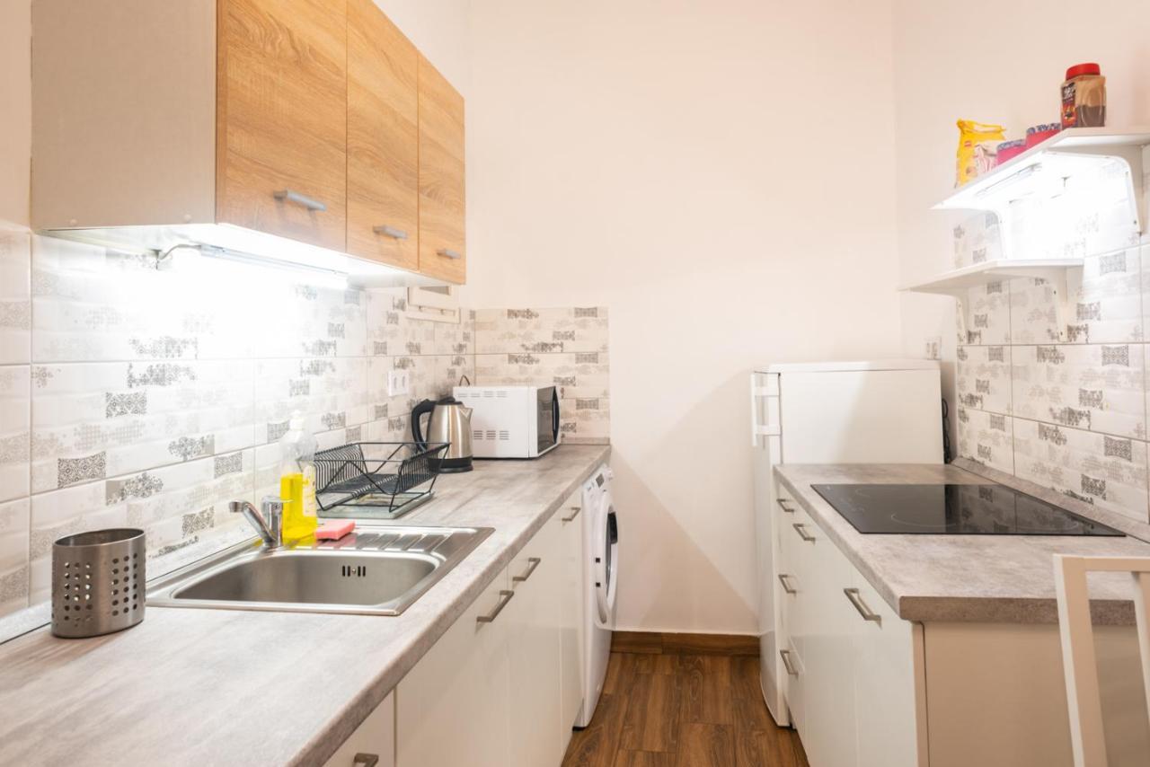 Cozy & Quiet Apartment Near Kiraly Street Free Parking, Ac, Perfect For 4 Guests! بودابست المظهر الخارجي الصورة